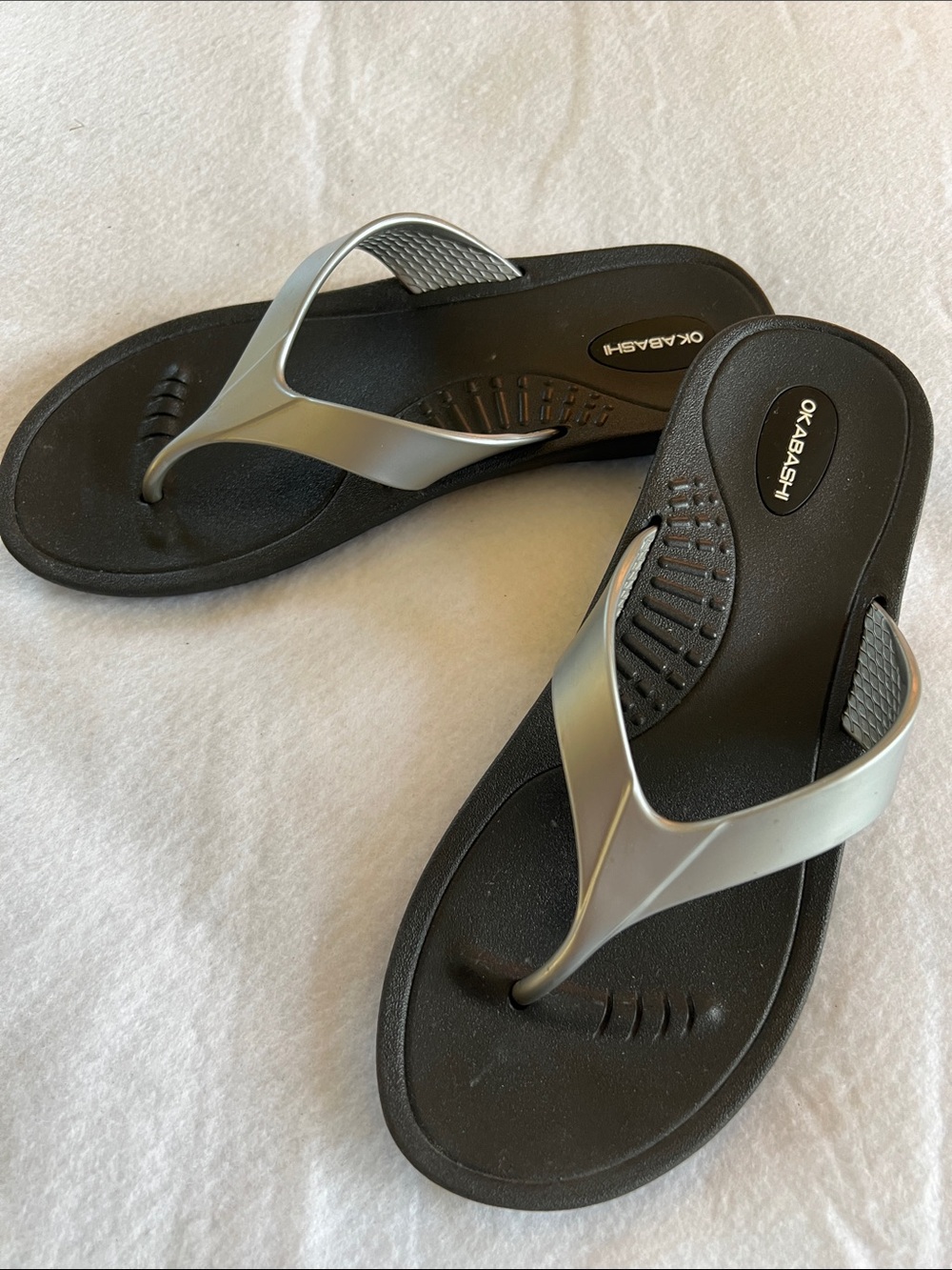 Okabashi Women's Silver and Black Support Thong Sandals